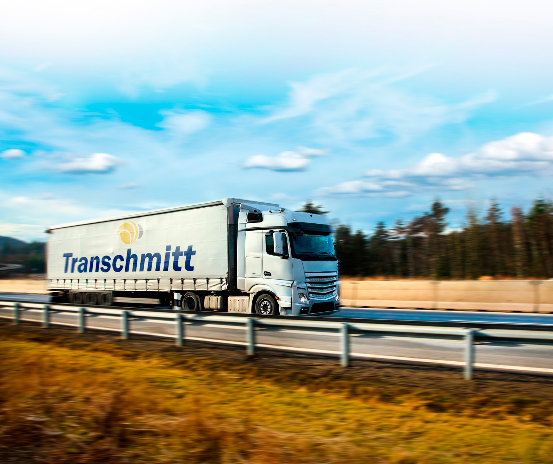 Caminhão da Transchmitt percorrendo em uma rodovia